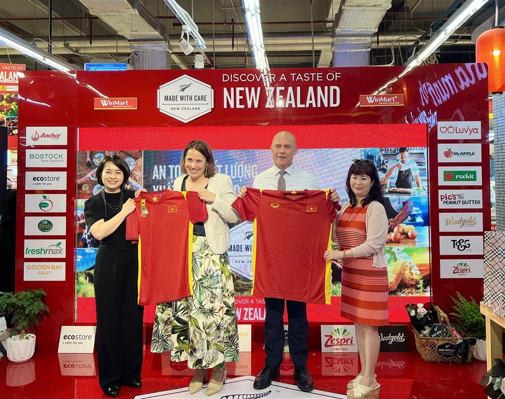 /Lãnh đạo WinCommerce trao quà cho đại diện New Zealand